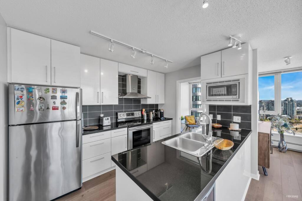 Spacious Dt 2-Bdr High-Rise With View, Pool, Gym Vancouver Buitenkant foto